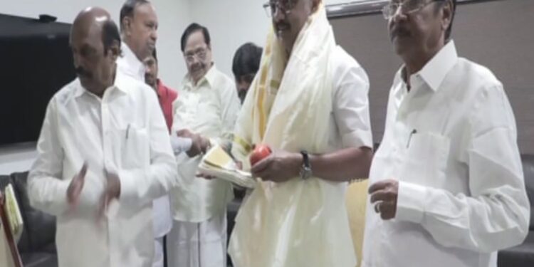 முதல்வரை சந்தித்து புத்தாண்டு வாழ்த்து சொன்ன திமுகவினர்