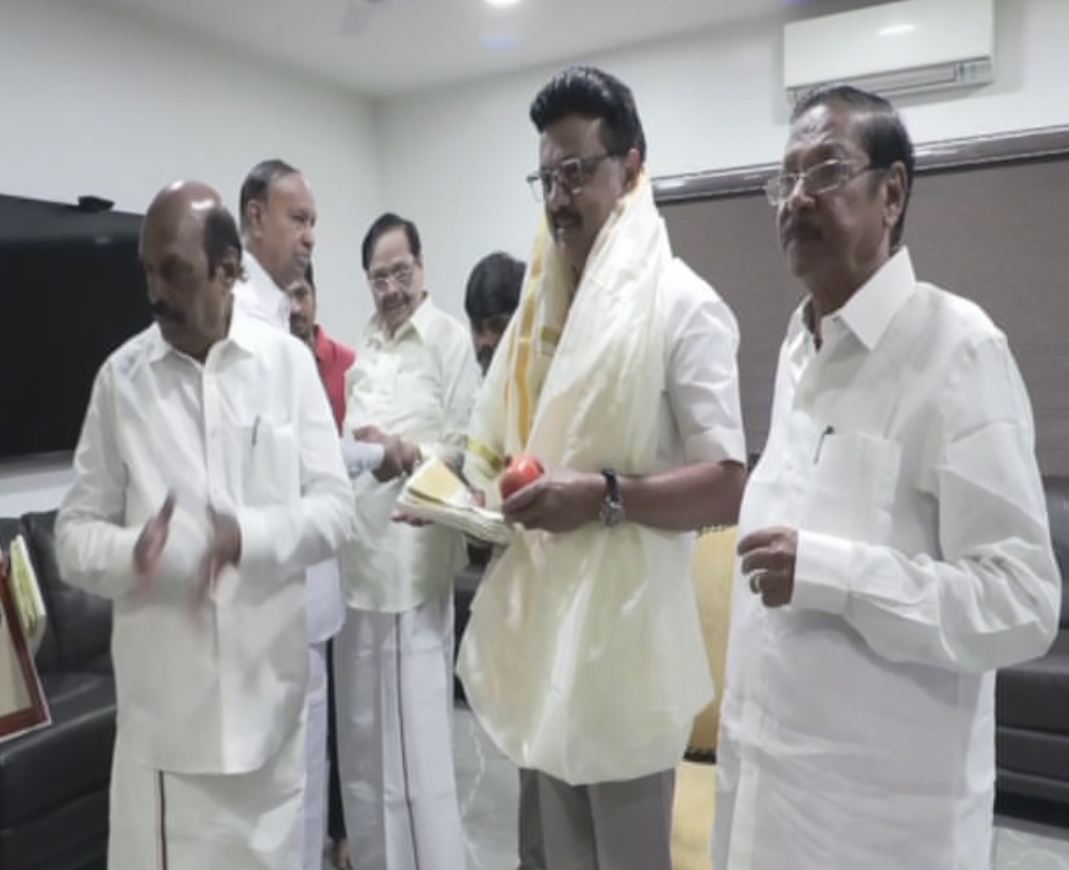 முதல்வரை சந்தித்து புத்தாண்டு வாழ்த்து சொன்ன திமுகவினர்