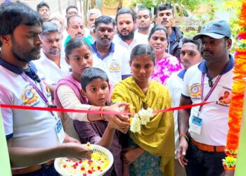 தனியார் அறக்கட்டளையின் சார்பாக வீடு-குழந்தைகளின் கையால் ரிப்பன் வெட்டி திறக்கப்பட்ட நிகழ்வு