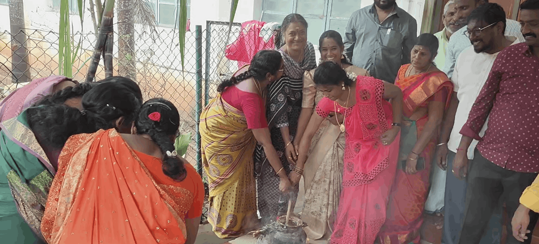 பாரம்பரிய முறைப்படி மண்பானையில் பொங்கல் – அனைவரும் உற்சாகமாக தமிழ் பாரம்பரிய உடை அணிந்து செல்பி எடுத்து மகிழ்ச்சி