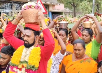 உலக மக்கள் நலம் பெற வேண்டுதல் – கையால் அபிஷேகம் செய்து வழிபாடு