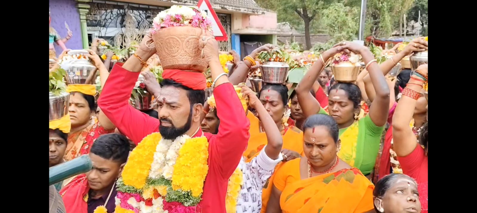 உலக மக்கள் நலம் பெற வேண்டுதல் – கையால் அபிஷேகம் செய்து வழிபாடு