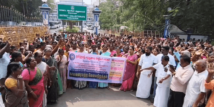 காலமுறை ஊதியம் வழங்கிட வேண்டும் – பல்வேறு கோரிக்கைகளை வலியுறுத்தி 500க்கும் மேற்பட்டோர் சாலை மறியல்