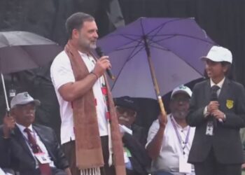 மழையில் மாணவர்களுடன் நனைந்த ராகுல்