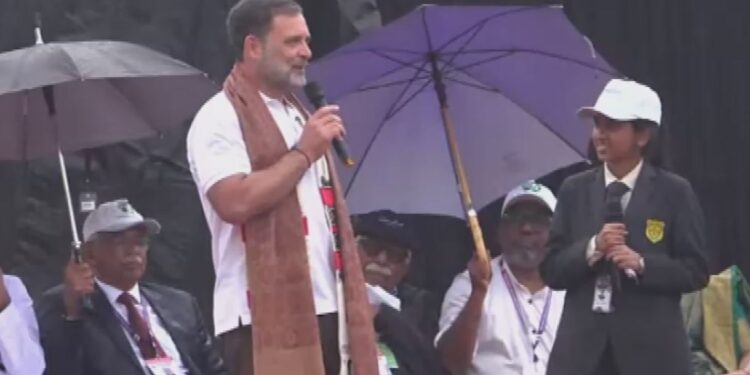 மழையில் மாணவர்களுடன் நனைந்த ராகுல்