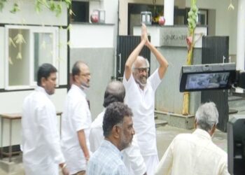 ரஜினிகாந்த் வீட்டின் முன் திரண்ட கூட்டம் – நேரில் வந்ததால் பரபரப்பு!