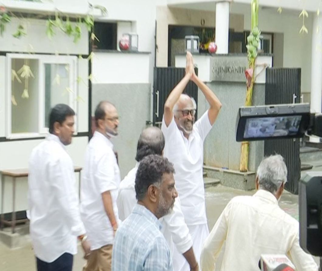 ரஜினிகாந்த் வீட்டின் முன் திரண்ட கூட்டம் – நேரில் வந்ததால் பரபரப்பு!