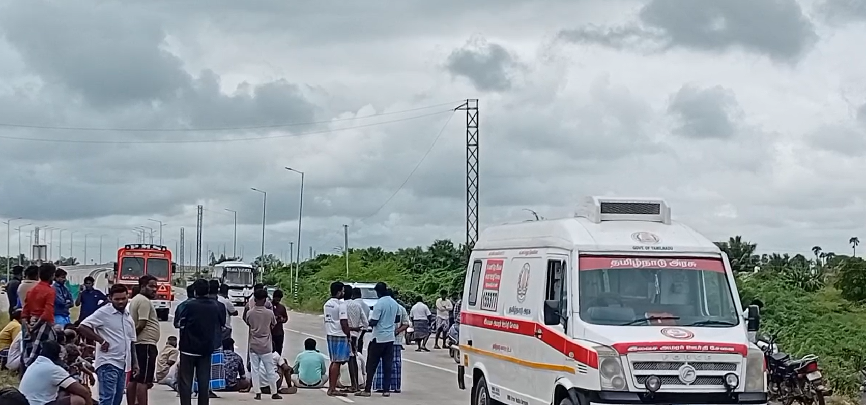 சீர்காழி அருகே வாலிபர் தூக்கிட்ட நிலையில் உயிரிழப்பு – உறவினர்கள் சாலை மறியல்