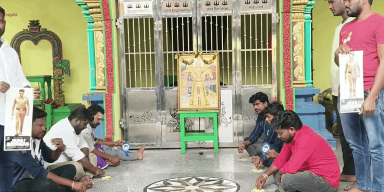 ஜனநாயகன் ரிலீஸ் ஆக வேண்டி ரசிகர்கள் மண் சோறு சாப்பிட்டு வேண்டுதல் – விஜய் முதல்வர் ஆவார் எனவும் ரசிகர்கள் ஆருடம்