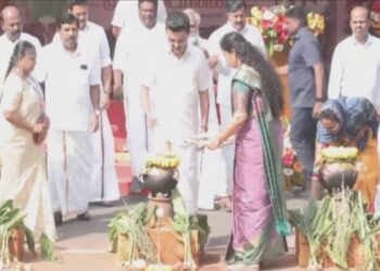 திடீரென வேட்டி சட்டை அணிந்து வந்த முதல்வர் ஸ்டாலின்