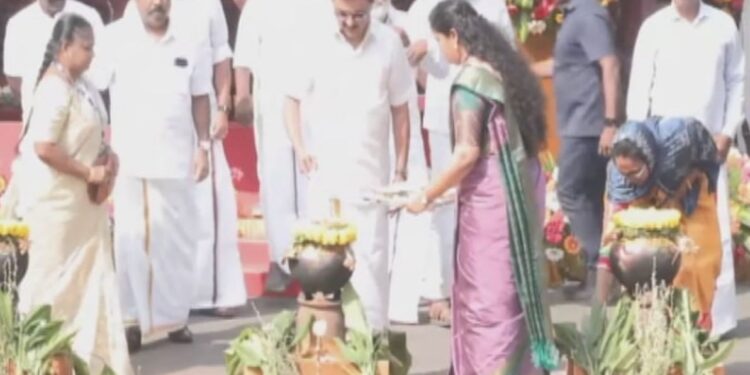 திடீரென வேட்டி சட்டை அணிந்து வந்த முதல்வர் ஸ்டாலின்