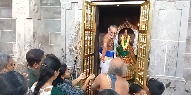 திருவெண்காடு சுவேதாரண்யேஸ்வரர் கோவிலில் சுவாமிக்காக அம்பாள் சிறப்பு பூஜை நடத்தும் நிகழ்வு