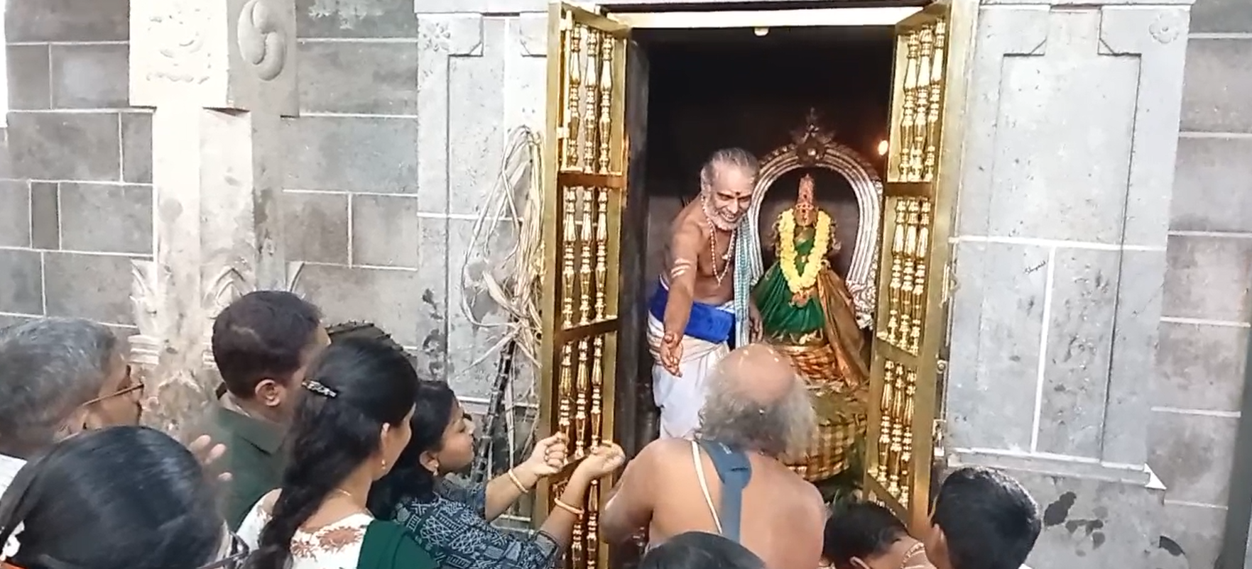 திருவெண்காடு சுவேதாரண்யேஸ்வரர் கோவிலில் சுவாமிக்காக அம்பாள் சிறப்பு பூஜை நடத்தும் நிகழ்வு