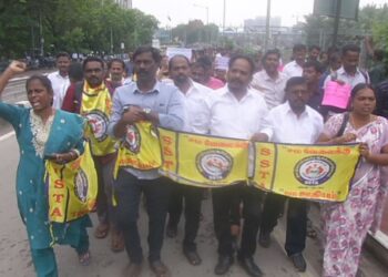 முக்கிய இடத்தில் திடீரென போராட்டம் நடத்தும் ஆசிரியர்கள் – திணறும் போலீஸ்