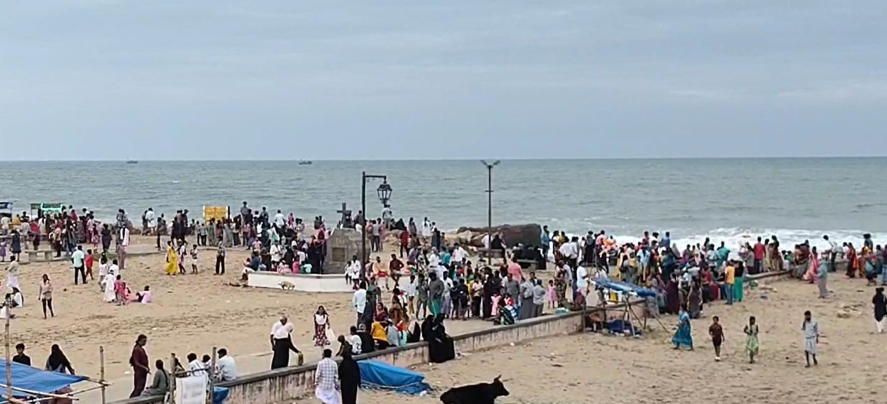 தரங்கம்பாடி கடற்கரையில் குவிந்த ஆயிரக்கணக்கான பயணிகள் –  குதிரை சவாரிச் செய்து உற்சாகம்