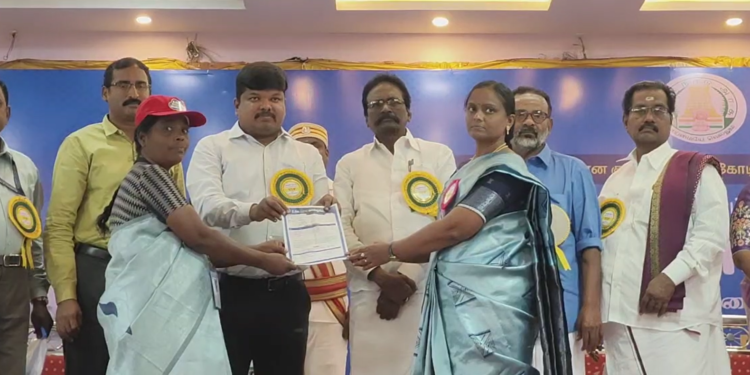 “உங்கள் கனவை சொல்லுங்கள்” திட்டம் – மாவட்ட ஆட்சியர் பயனாளிகளுக்கு படிவங்களை வழங்கினர்