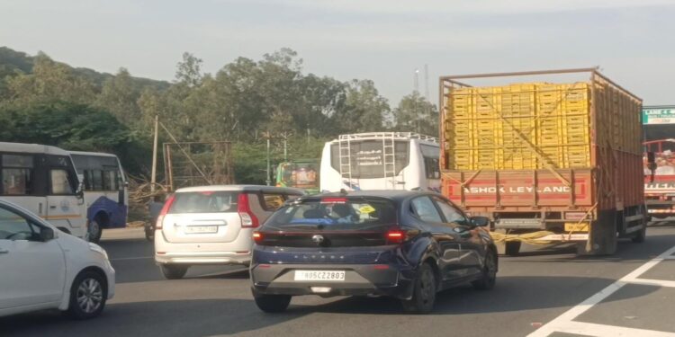 சென்னையில் இருந்து தென் மாவட்டங்களுக்கு செல்லும் மக்கள் செங்கல்பட்டு சுங்கச்சாவடியில் போக்குவரத்து நெரிசல்……..