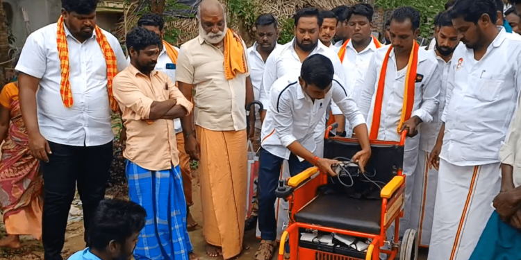 சீர்காழி அருகே மாற்றுத்திறனாளி இளைஞருக்கு பேட்டரியில் இயங்கும் சைக்கிள் – தவெக நிர்வாகிகள் வழங்கினார்