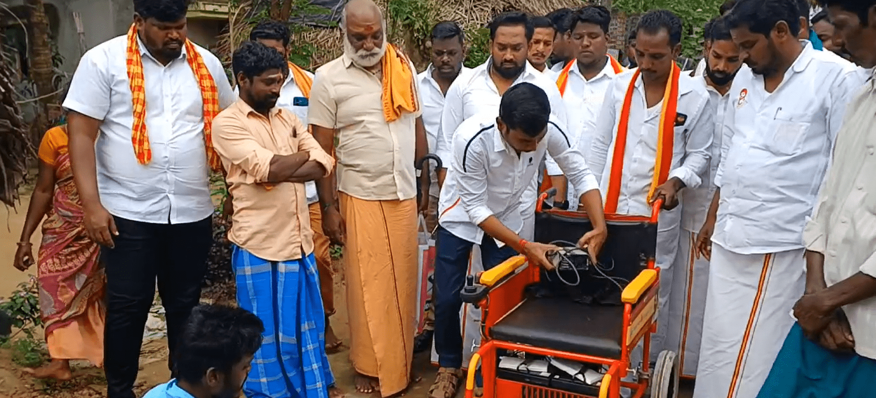 சீர்காழி அருகே மாற்றுத்திறனாளி இளைஞருக்கு பேட்டரியில் இயங்கும் சைக்கிள் – தவெக நிர்வாகிகள் வழங்கினார்