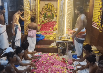 மயிலாடுதுறை சித்தி விநாயகர் ஆலயத்தில் லட்சார்ச்சனை- புஷ்பங்களால் அர்ச்சனை செய்யப்பட்டு தீபாராதனை