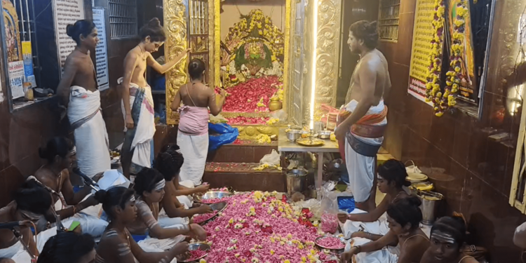 மயிலாடுதுறை சித்தி விநாயகர் ஆலயத்தில் லட்சார்ச்சனை- புஷ்பங்களால் அர்ச்சனை செய்யப்பட்டு தீபாராதனை