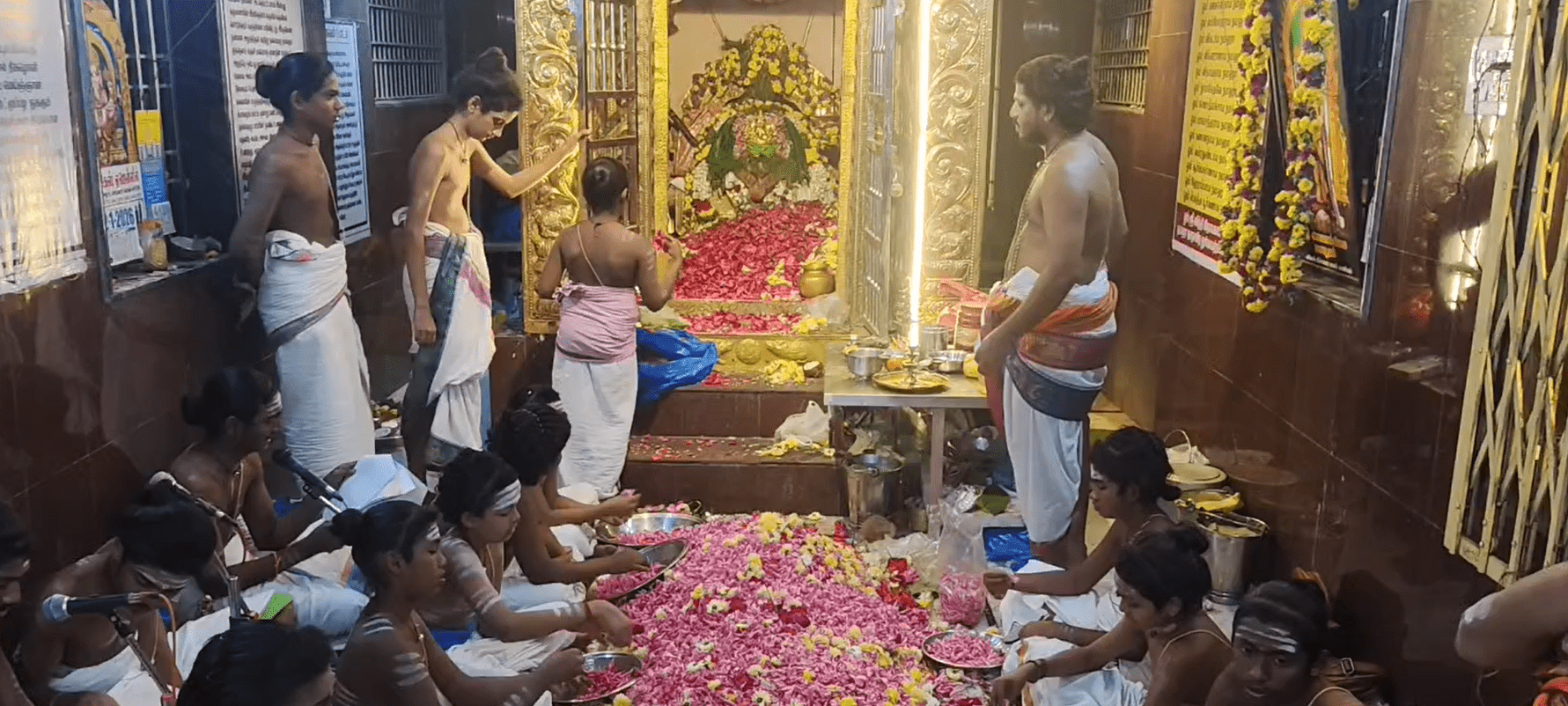 மயிலாடுதுறை சித்தி விநாயகர் ஆலயத்தில் லட்சார்ச்சனை- புஷ்பங்களால் அர்ச்சனை செய்யப்பட்டு தீபாராதனை