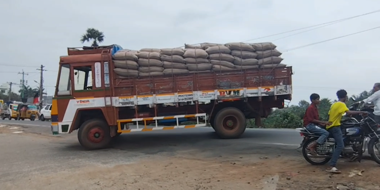 திருவாரூரில் போக்குவரத்து நெரிசல் – லாரிகளின் டயர் வெடிப்பதால் வாகன ஒட்டிகள் அச்சம்