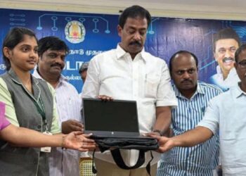 தொழில்நுட்ப உலகில் சிறகடிக்க மாணவர்களுக்கு மடிக்கணினி: செந்தில்குமார் எம்.எல்.ஏ ஊக்கம்