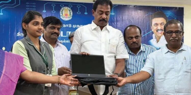 தொழில்நுட்ப உலகில் சிறகடிக்க மாணவர்களுக்கு மடிக்கணினி: செந்தில்குமார் எம்.எல்.ஏ ஊக்கம்