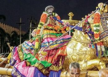 தங்கக் குதிரையில் சீறிப்பாய்ந்து வையாளி கண்ட நம்பெருமாள்: ஸ்ரீரங்கத்தில் திரண்ட பக்தர்கள்