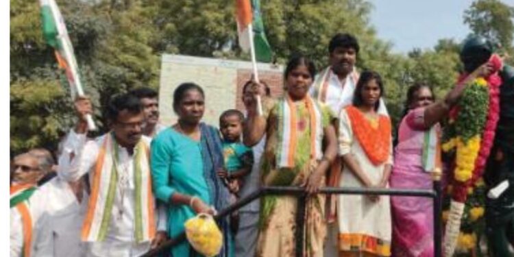 அண்ணல் காந்திக்கு மகிளா காங்கிரஸ் நிர்வாகிகள் மலரஞ்சலி!