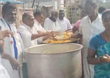 பசிப்பிணி போக்கும் பழனி ஆண்டவர் பாதம்: இடும்பன் கோவில் அருகே களைகட்டிய அன்னதானம்