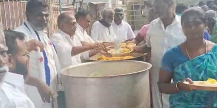 பசிப்பிணி போக்கும் பழனி ஆண்டவர் பாதம்: இடும்பன் கோவில் அருகே களைகட்டிய அன்னதானம்