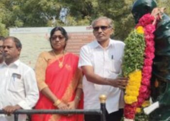 அகிம்சை ஒளியில் அறவழிப்பயணம்: அண்ணல் காந்திக்கு மின்வாரிய தொழிலாளர்கள் வீரவணக்கம்!