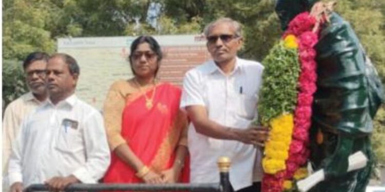 அகிம்சை ஒளியில் அறவழிப்பயணம்: அண்ணல் காந்திக்கு மின்வாரிய தொழிலாளர்கள் வீரவணக்கம்!