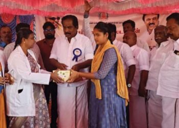 “பிணி போக்கும் நலம் காக்கும் ஸ்டாலின்”: கொண்டையம்பட்டியில் குவிந்த மக்கள்