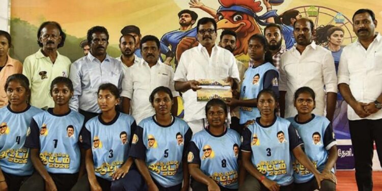  ‘இது நம்ம ஆட்டம்’ மாநிலப் போட்டிக்குச் செல்லும் வீரர்களை வாழ்த்திய தங்க தமிழ்செல்வன் எம்.பி!