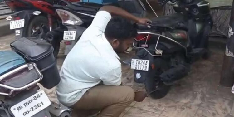 “நிழற்குடையா? வாகனப் பலிகடாவா?”: டயர்களை வெட்டி அதிரடி காட்டிய நகராட்சி