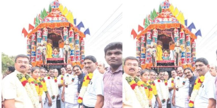 அரோகரா முழக்கத்துடன் கல்யாண சுப்பிரமணிய சுவாமி திருத்தேரை வடம் பிடித்து இழுத்த திமுக நிர்வாகிகள்!