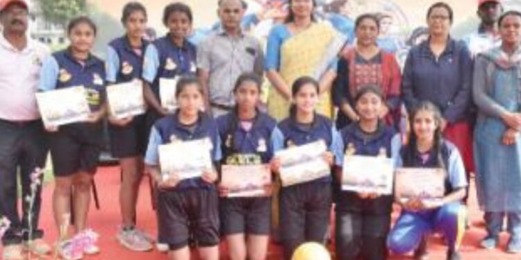 நீலகிரி விளையாட்டு வீரர்களுக்குப் பரிசுகளை வாரி வழங்கிய கலெக்டர் லட்சுமி பவ்யா தண்ணீரு!