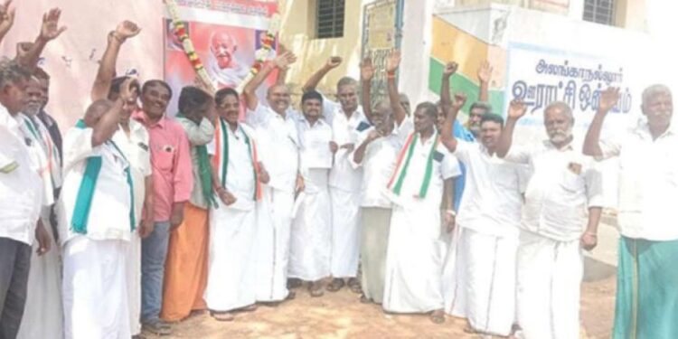 “காந்தியின் பெயரை நீக்க நீ யார்?”: அலங்காநல்லூரில் காங்கிரஸ் சீற்றம் நூதனப் போராட்டம்!