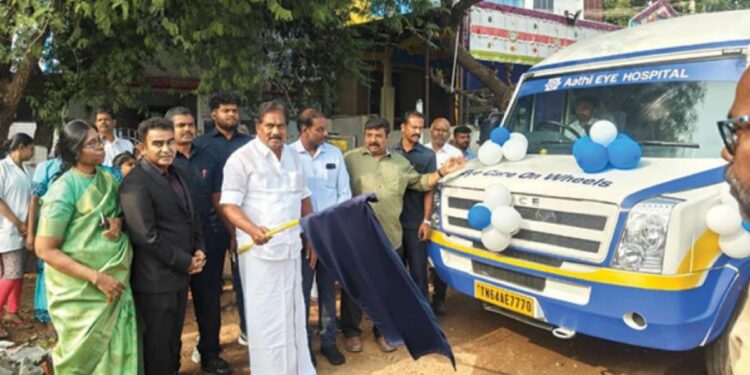 “வாசல் தேடி வரும் பார்வை”: தென்தமிழகத்தின் முதல் நடமாடும் கண் மருத்துவ கிளினிக்
