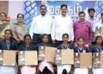 டிஜிட்டல் புரட்சியில் கிருஷ்ணகிரி மாணவர்கள் மடிக்கணினிகளை வழங்கிய கலெக்டர் – எம்.எல்.ஏ!