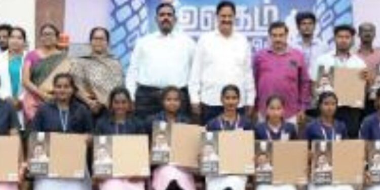 டிஜிட்டல் புரட்சியில் கிருஷ்ணகிரி மாணவர்கள் மடிக்கணினிகளை வழங்கிய கலெக்டர் – எம்.எல்.ஏ!