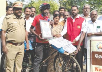 “சுமை ஏந்தி சாதனை… சாலை பாதுகாப்பில் ஒரு போதனை”: நோபல் உலக சாதனை படைத்த நடத்துனர்!