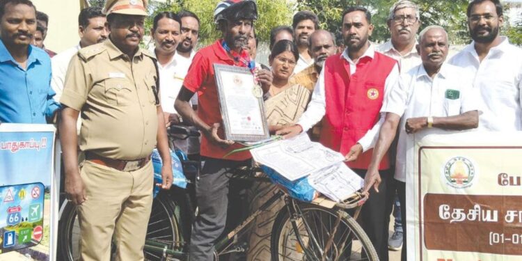 “சுமை ஏந்தி சாதனை… சாலை பாதுகாப்பில் ஒரு போதனை”: நோபல் உலக சாதனை படைத்த நடத்துனர்!