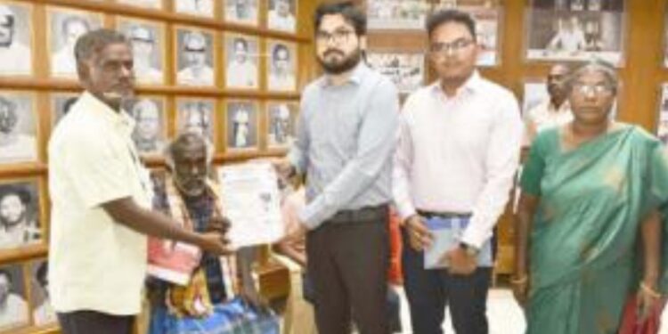 தேனி கலெக்டர்: ஆட்சியரகத்தில் மனவளர்ச்சி குன்றியவர்களுக்குப் பாதுகாவலர் சான்றிதழ் வழங்கி நெகிழ்ச்சி!