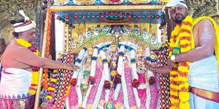 “ஏழாம் படைவீட்டில் இணைந்த இருகைகள்”: மருதமலையில் சுப்பிரமணிய சுவாமி – வள்ளி, தெய்வானை திருக்கல்யாணம்