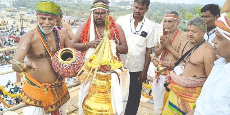 “15 ஆண்டு கால தவப்பயனாய் பொன் வரதராஜர் குடமுழுக்கு”: 145 யாக குண்டங்கள்