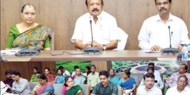 இயற்கைச் சீற்றங்களில் இருந்து விவசாயிகளைப் பாதுகாக்க அமைச்சர் எம்.ஆர்.கே.பன்னீர்செல்வம் அதிரடி ஆய்வு!